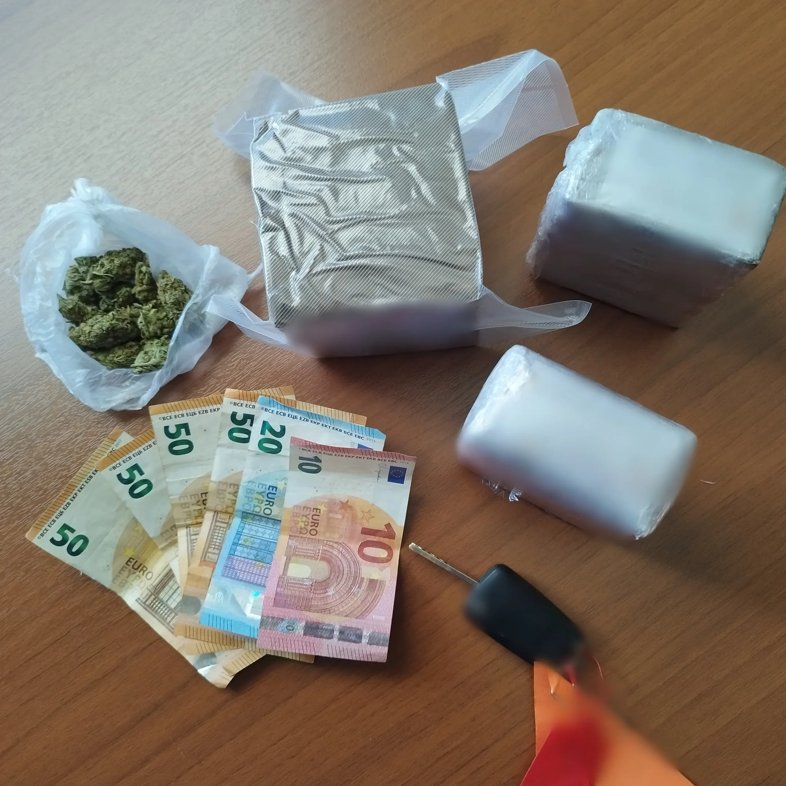 Πάνω από 2 κιλά κατεργασμένης κάνναβης, μέσα σε αυτοκίνητο, στα διόδια της Τραγάνας Φθιώτιδας