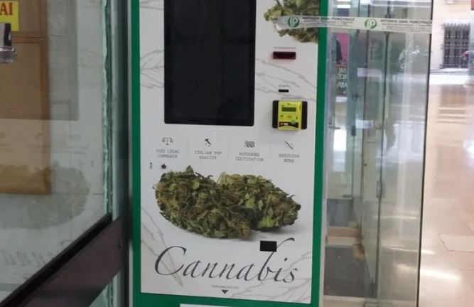 Θεσσαλονίκη: Διέρρηξαν αυτόματους πωλητές βιομηχανικής κάνναβης, μία σύλληψη