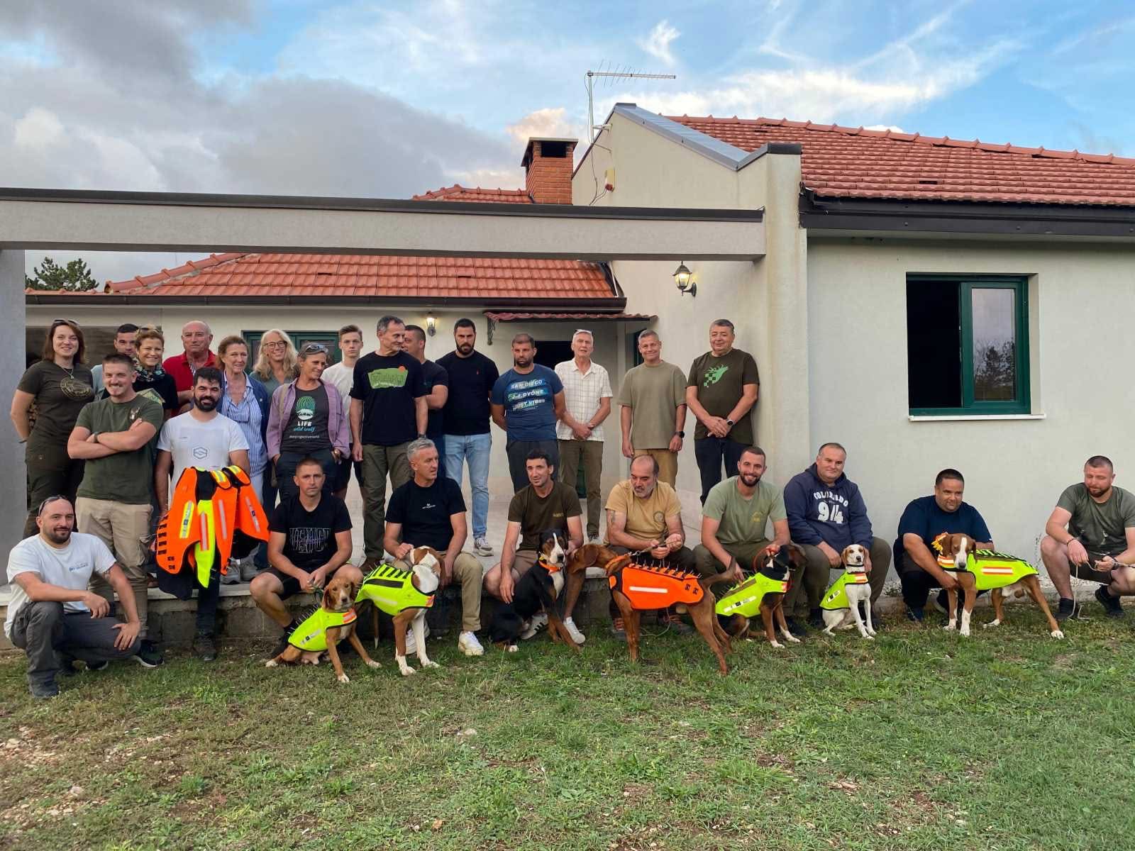 Γιλέκα με καρφιά για κυνηγόσκυλα για να γλυτώνουν από δαγκώματα λύκων!