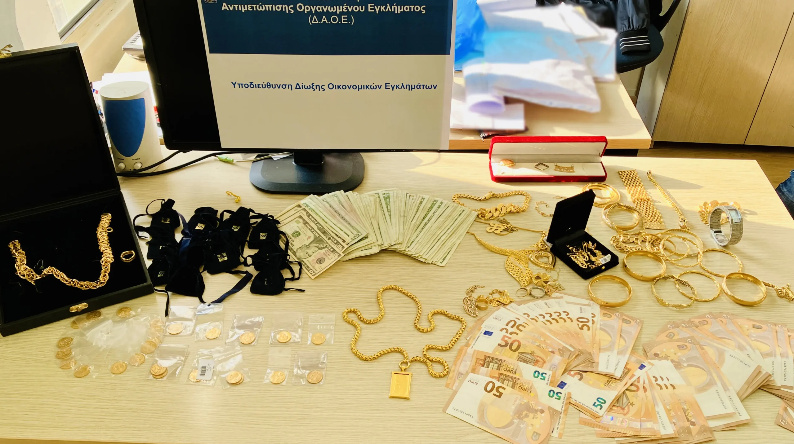 Διέπρατταν κακουργηματικές πλαστογραφίες, απάτες σε βάρος του Ε.Φ.Κ.Α. και φοροδιαφυγή, μέσω εταιρειών παραγωγής ενδυμάτων (βίντεο)