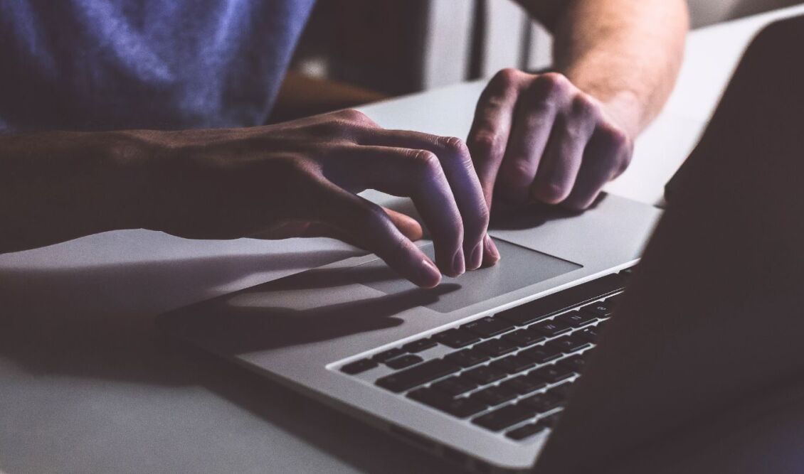 Συνελήφθησαν δύο άτομα που λειτουργούσαν παράνομες διαδικτυακές κοινότητες, με πάνω από 201.000 μέλη