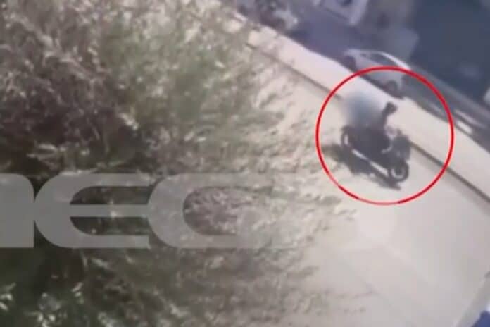 Ποινική δίωξη για κακούργημα και πλημμελήματα στον διανομέα που επιτέθηκε με κατσαβίδι σε οδηγό στην Ιερά Οδό