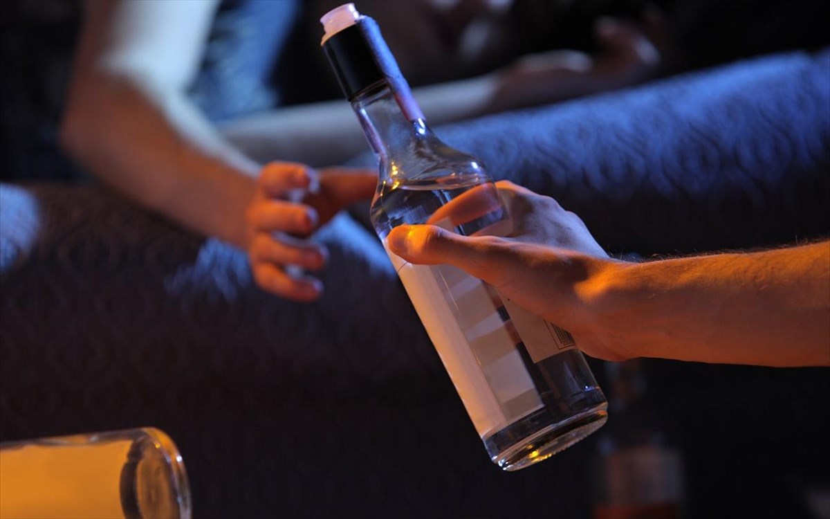 Χανιά: Ανήλικη στο νοσοκομείο μετά από κατανάλωση αλκοόλ – Συνελήφθησαν η μητέρα της και ο ιδιοκτήτης καταστήματος