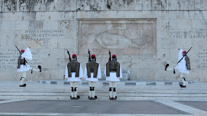 ΥΠΕΘΑ: Δεν θα επιτρέψουμε την καθ’ οιονδήποτε τρόπο υποβάθμιση του Μνημείου του Άγνωστου Στρατιώτη