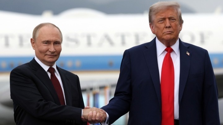 Είναι λάθος να μιλάμε για ακύρωση της συνάντησης Πούτιν-Τραμπ, λέει ο εκπρόσωπος του Κρεμλίνου
