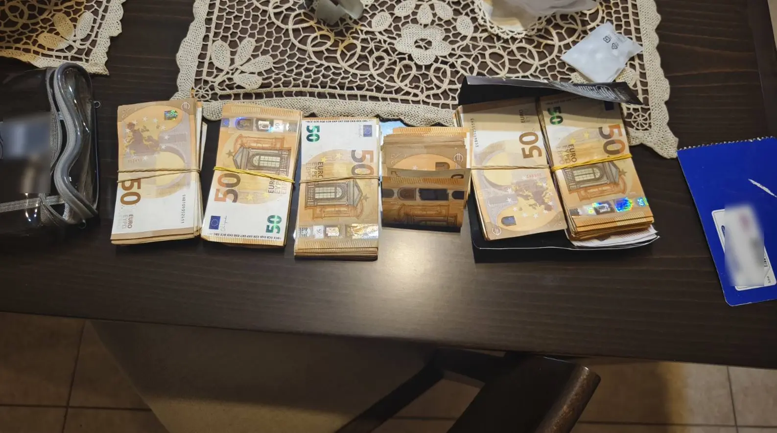 Εγκληματική οργάνωση διέπραττε πλαστογραφίες και απάτες με το πρόσχημα επένδυσης σε καζίνο