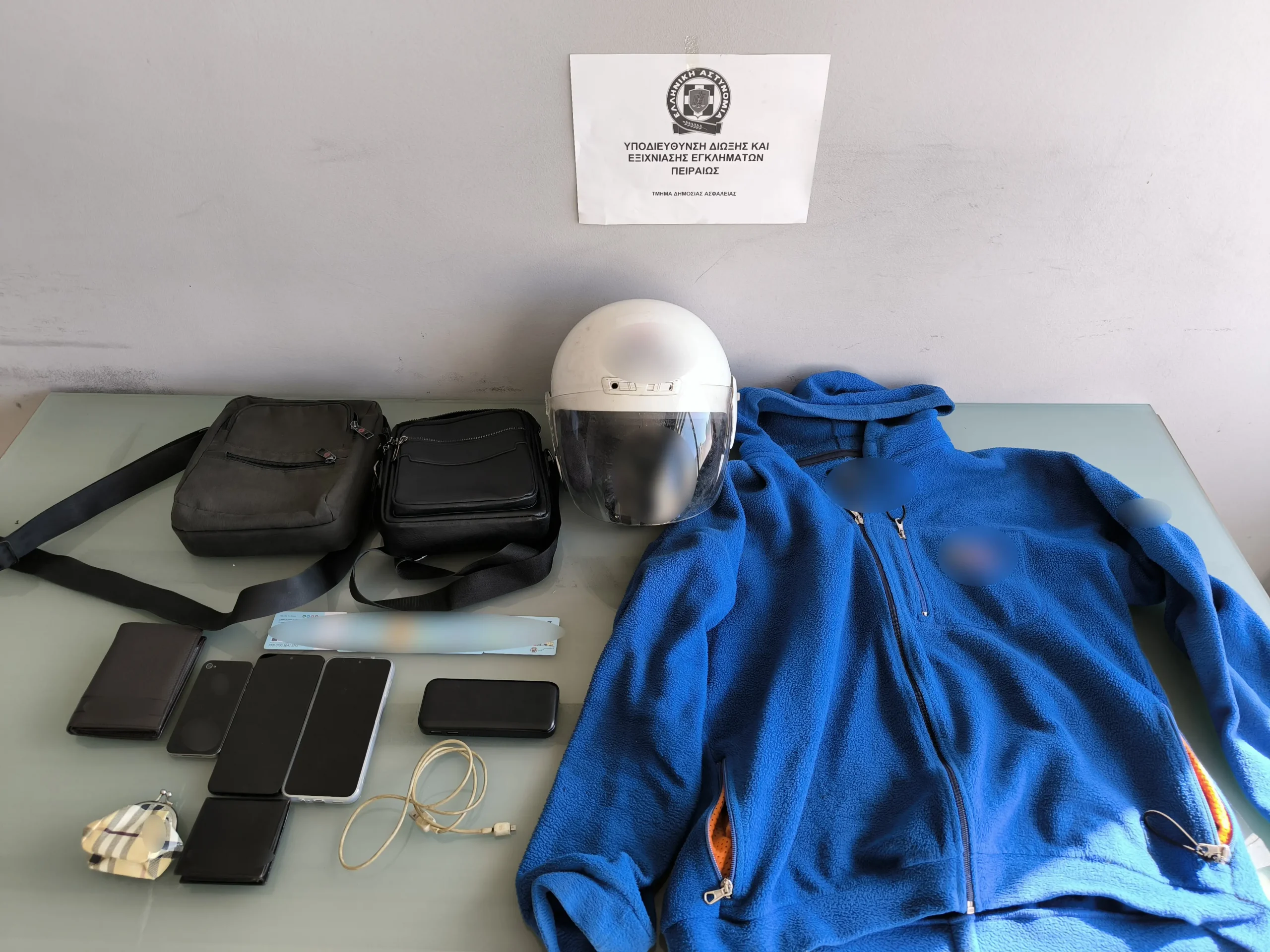 55χρονος κινούμενος με μηχανή, άρπαζε βίαια τσάντες από πεζούς στην περιοχή του Πειραιά και του Αιγάλεω