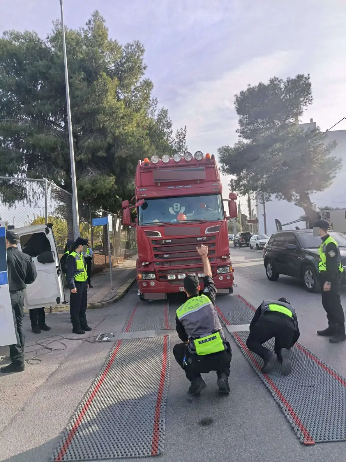 614 παραβάσεις σε 197 ελεγμένα φορτηγά οχήματα σε επιχειρησιακή δράση της Δ/νσης Τροχαίας Αττικής στο οδικό δίκτυο της Αττικής (video)