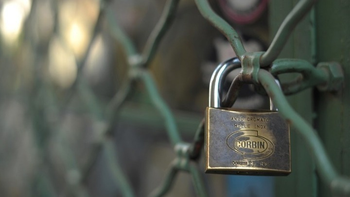 «Λουκέτο» σε μαγαζί με «φρουτάκια» στην Αθήνα- Έγιναν 4 συλλήψεις