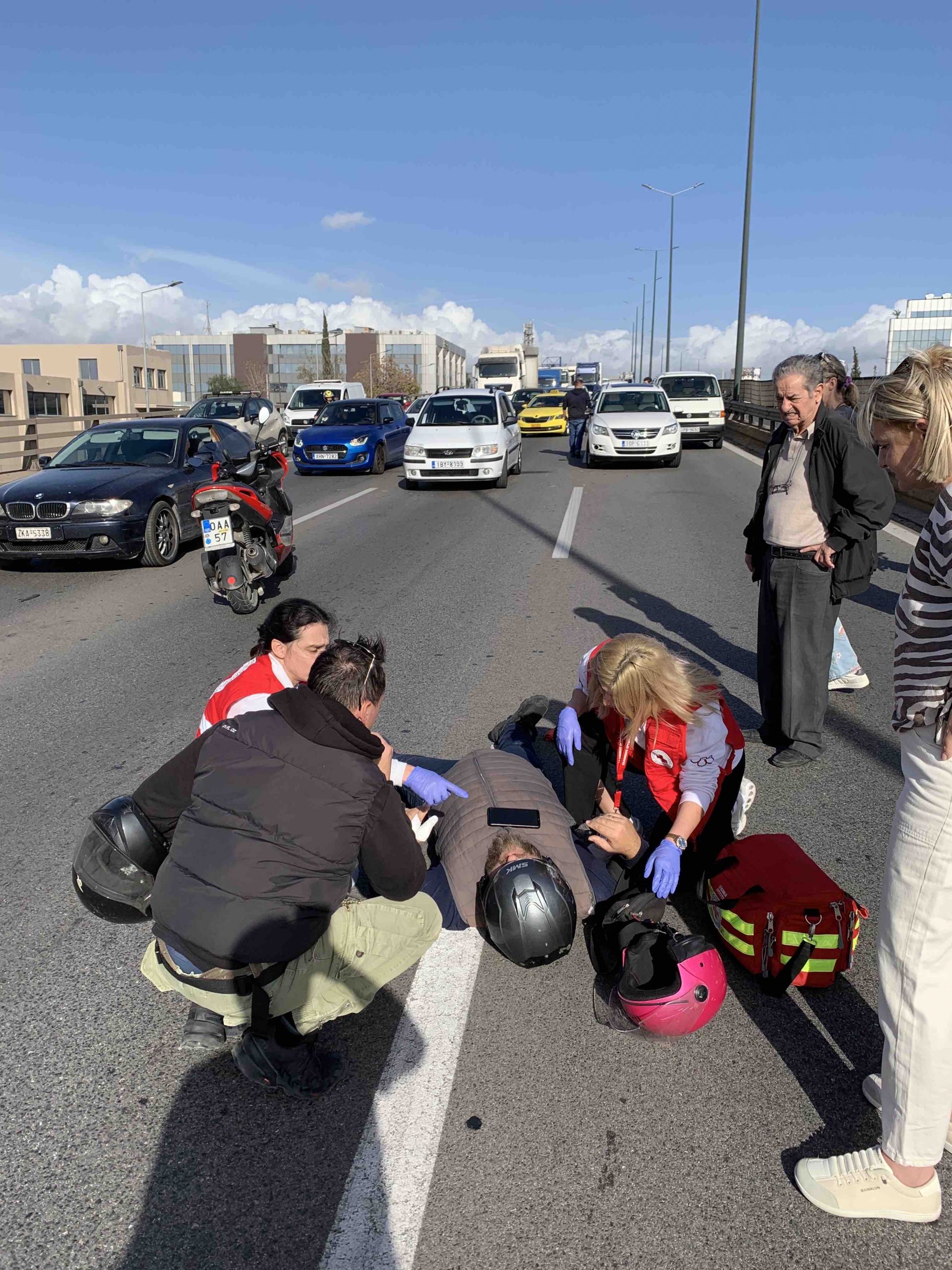 E.Ε.Σ.: Νοσηλεύτριες προσέφεραν Πρώτες Βοήθειες σε τραυματία τροχαίου στη Λ. Κηφισού (video)