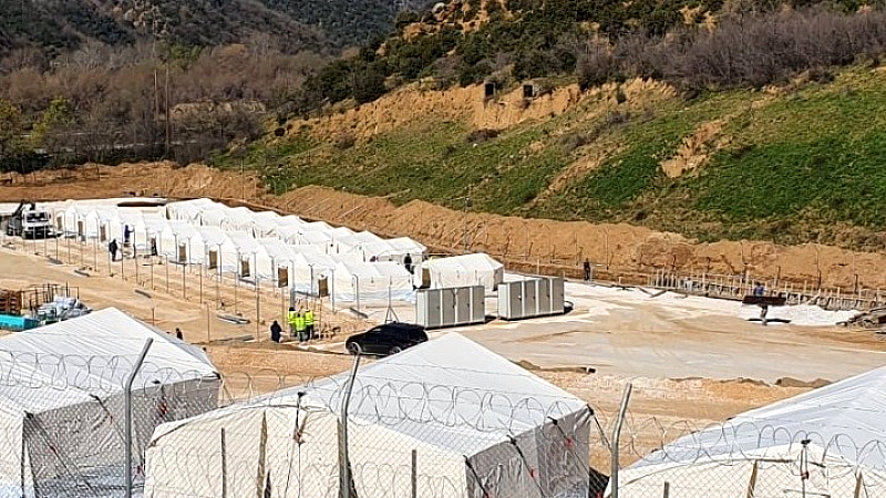 Ένταση, φωτιά και 29 συλλήψεις στην ελεγχόμενη δομή αιτούντων άσυλο στο Κλειδί Σιντικής Σερρών