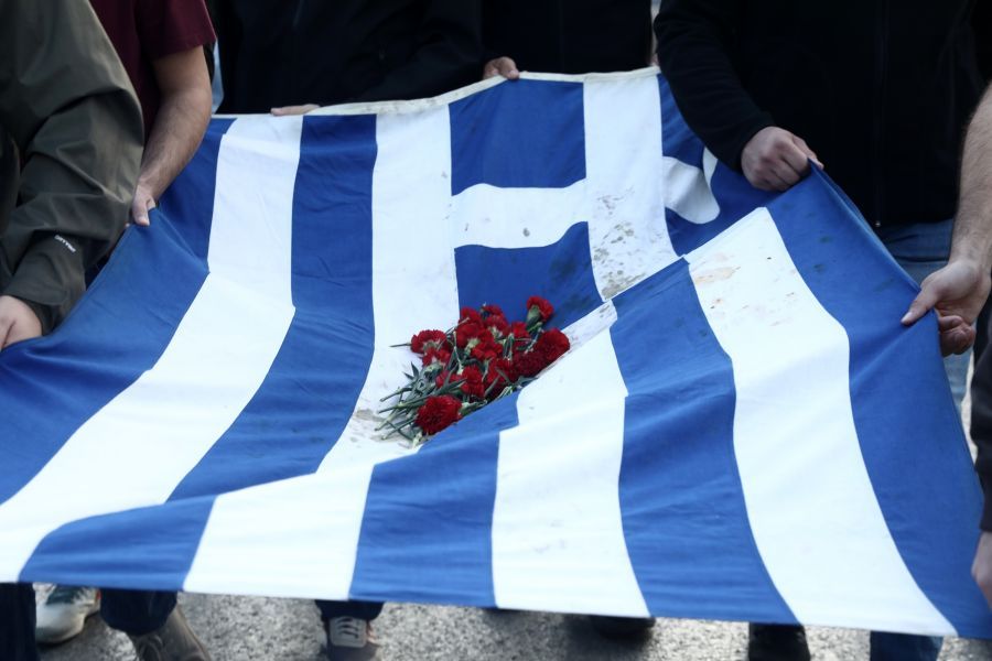 H σημαία του Πολυτεχνείου έφθασε στην αμερικανική πρεσβεία