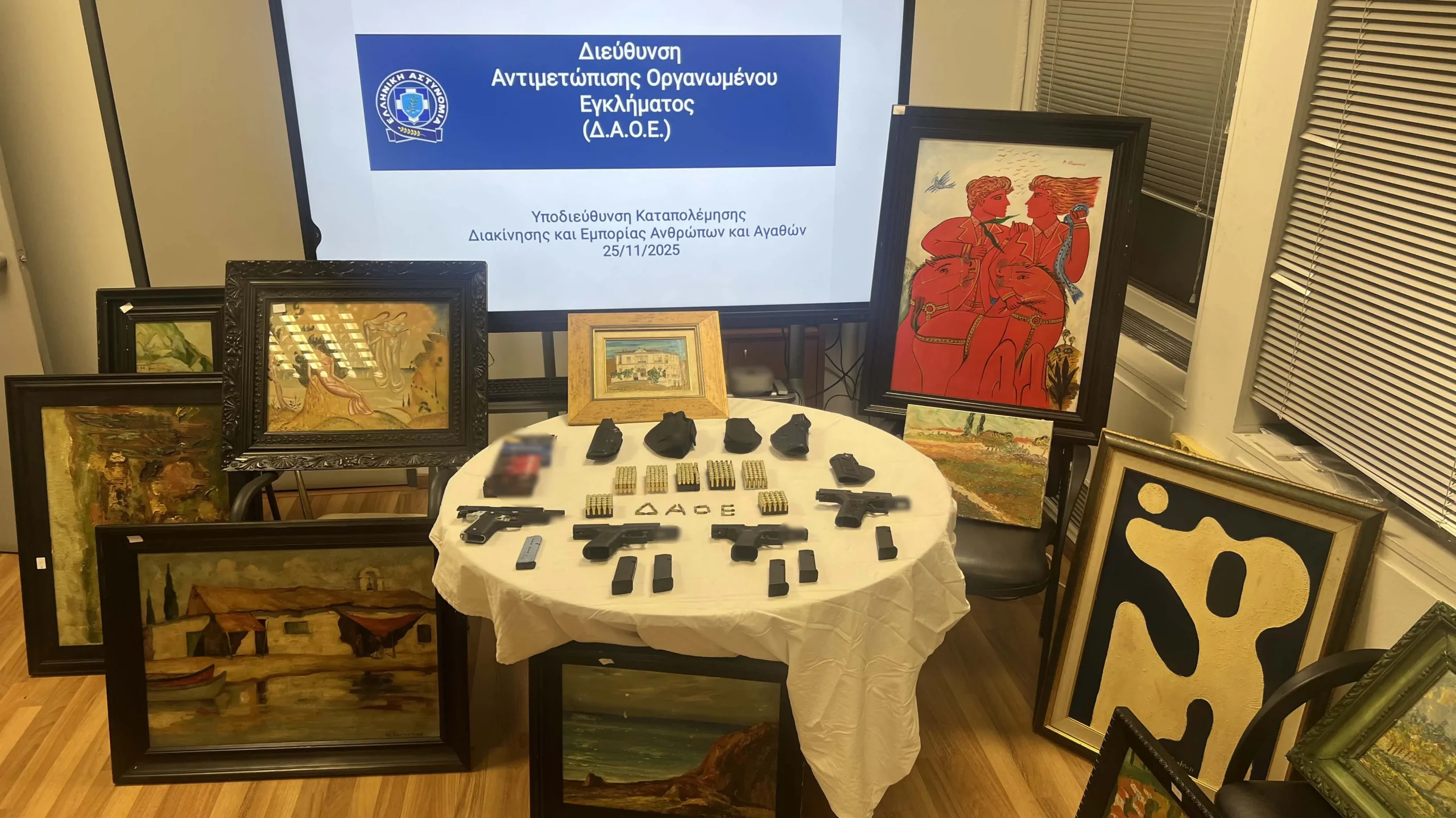 Δύο άτομα διακινούσαν πλαστούς πίνακες ζωγραφικής στην Αττική (video)