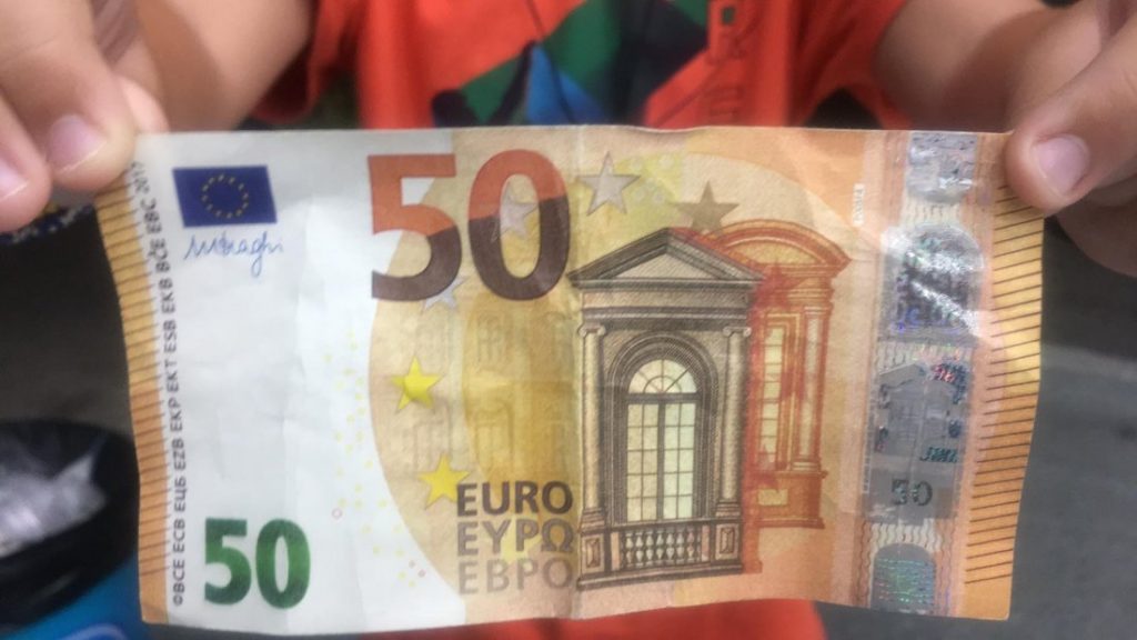 Απάτες με πλαστά χαρτονονομίσματα – Τι να προσέχετε