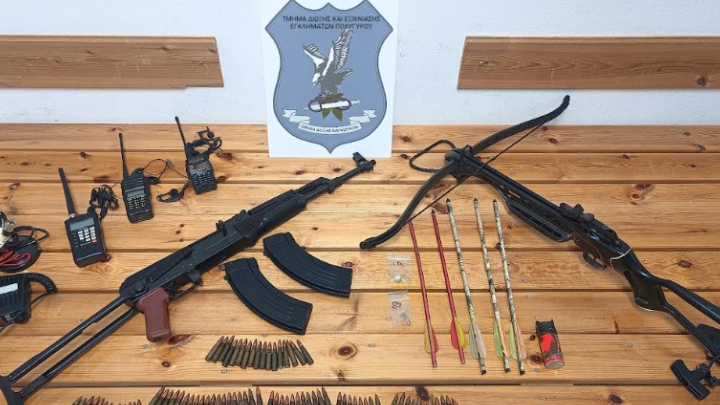 Πατέρας και γιος συνελήφθησαν με καλάσνικοφ και βαλλίστρα