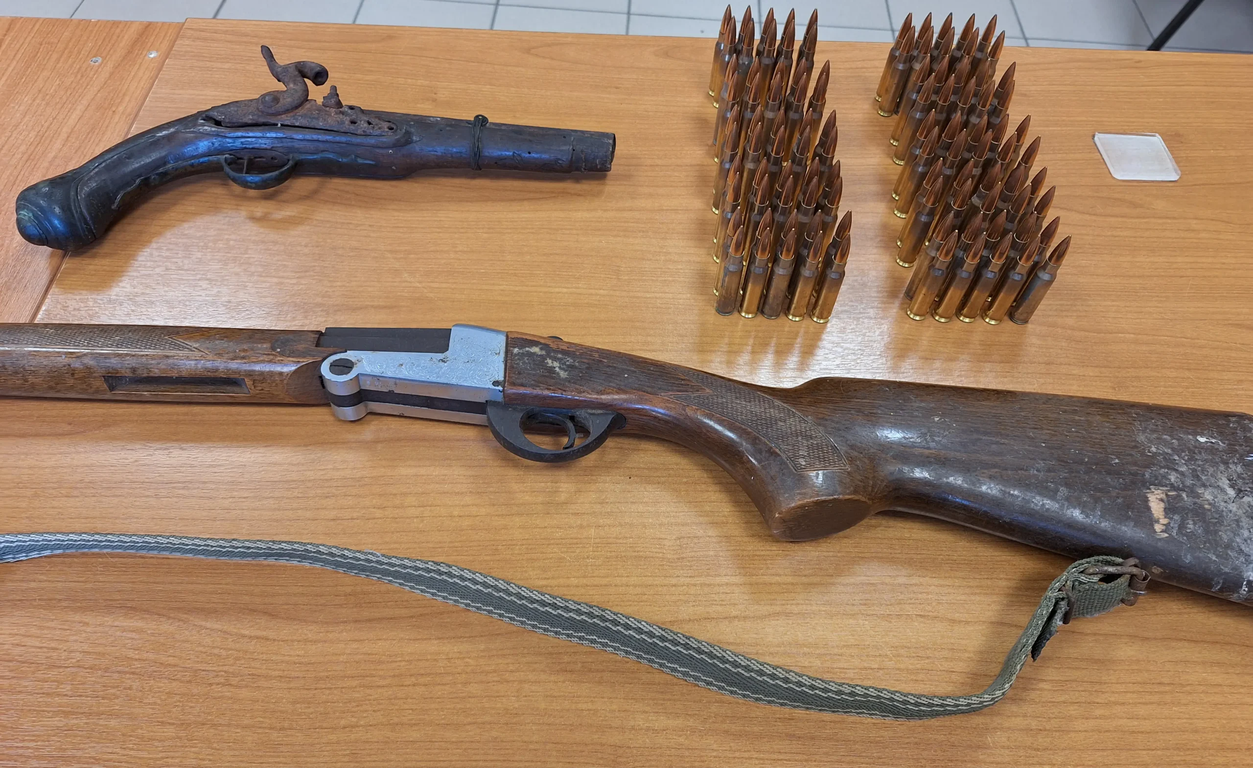 Σύλληψη 40χρονου στην Ικαρία για κατοχή ναρκωτικών και παράνομη οπλοκατοχή