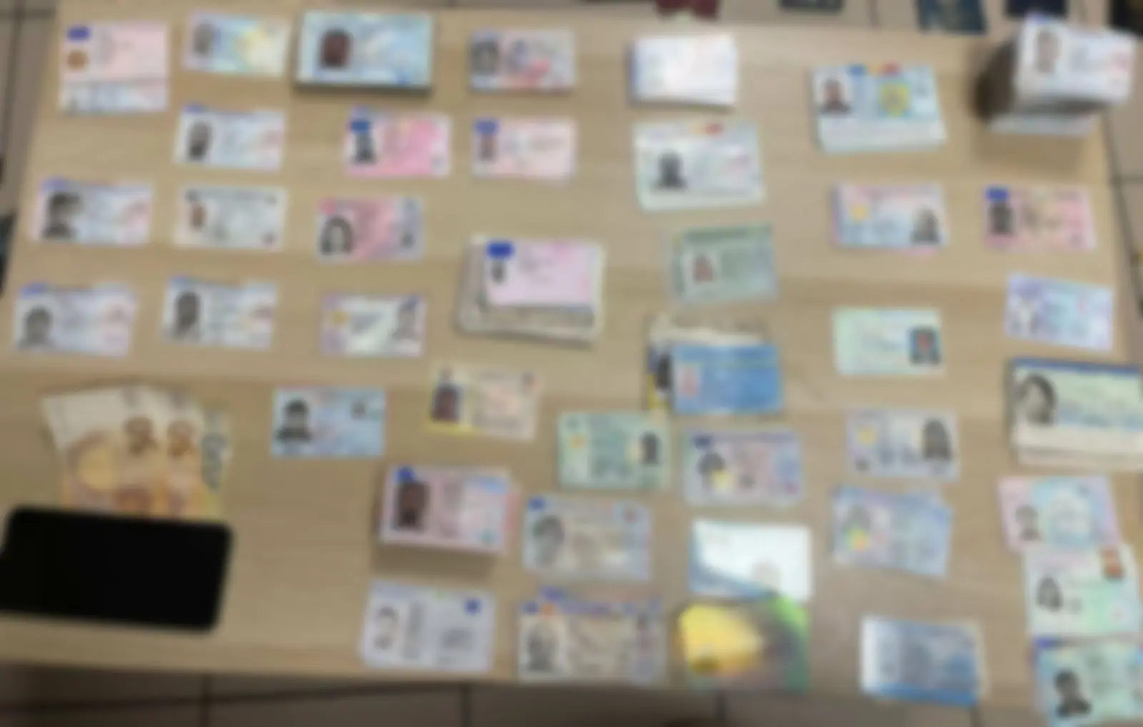 Εντοπίστηκε αποθήκη στην οποία έκρυβαν περισσότερες από 400 κλεμμένες ταυτότητες, άδειες οδήγησης, άδειες διαμονής και διαβατήρια 