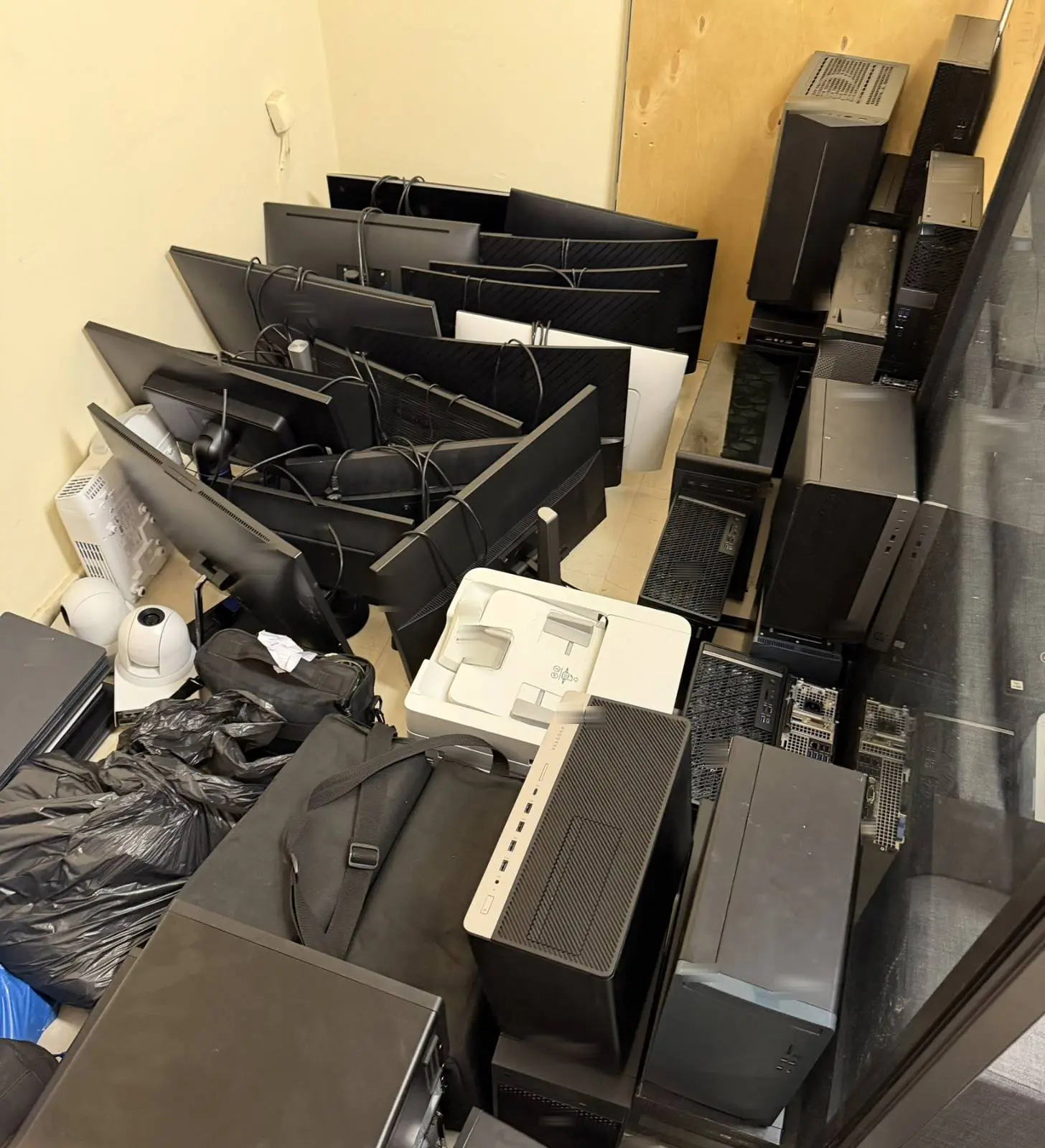 47χρονος αφαίρεσε πλήθος ηλεκτρονικού εξοπλισμού από κτίριο Τμήματος του Ε.Κ.Π.Α.