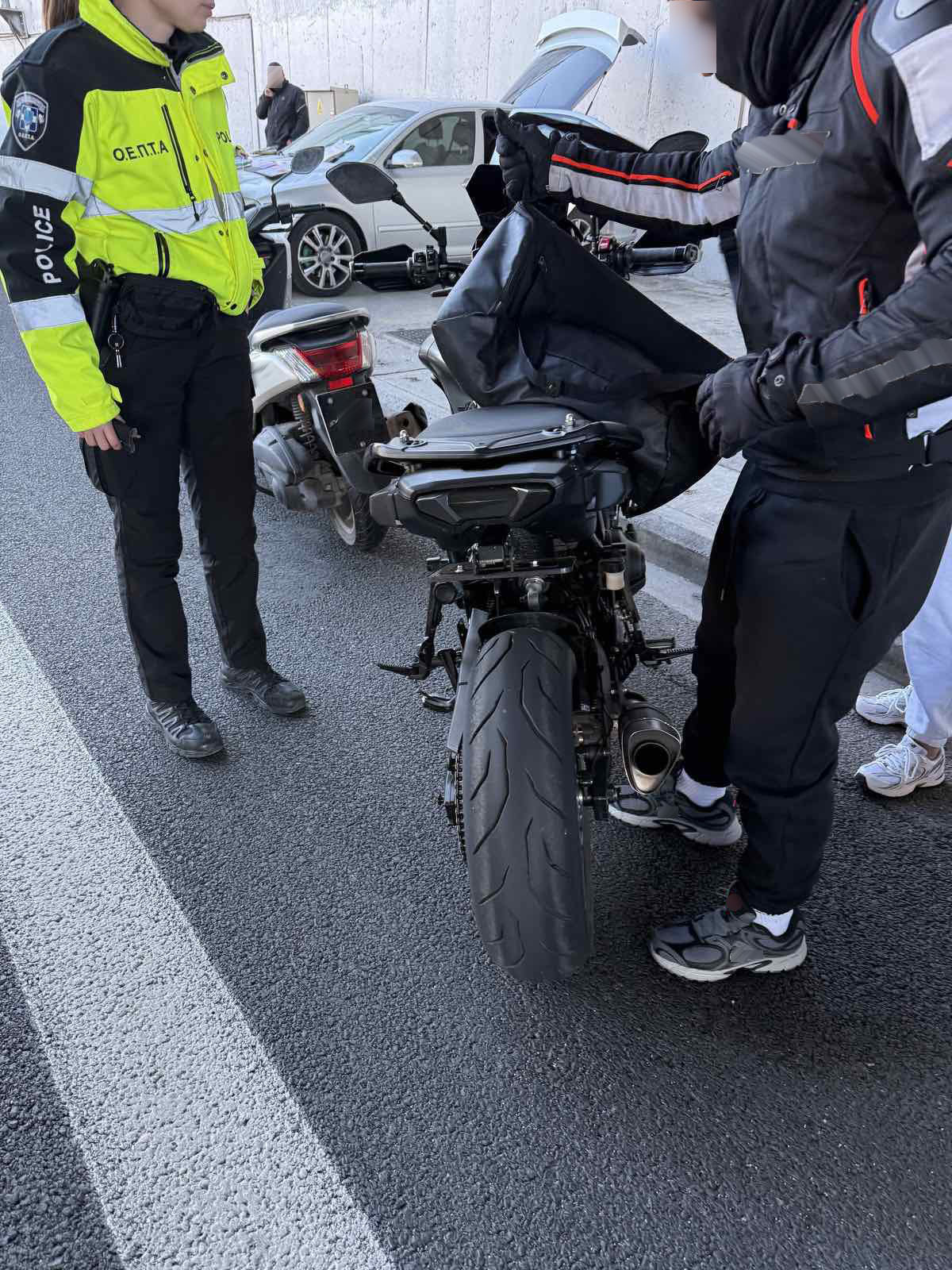 28χρονος οδηγός μοτοσυκλέτας παρέσυρε και τραυμάτισε αστυνομικό προκειμένου να αποφύγει τον έλεγχο (video)