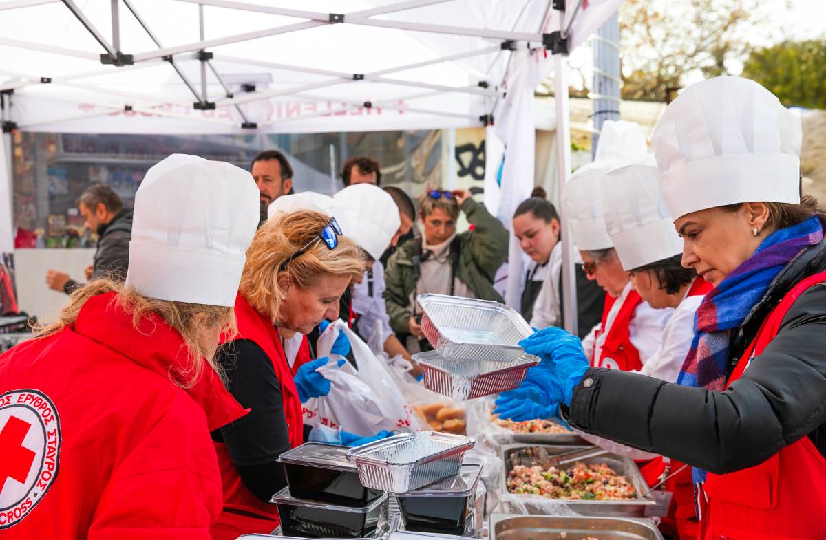 Ο Ελληνικός Ερυθρός Σταυρός προσέφερε εορταστικά γεύματα σε 200 άστεγους συμπολίτες μας (video)