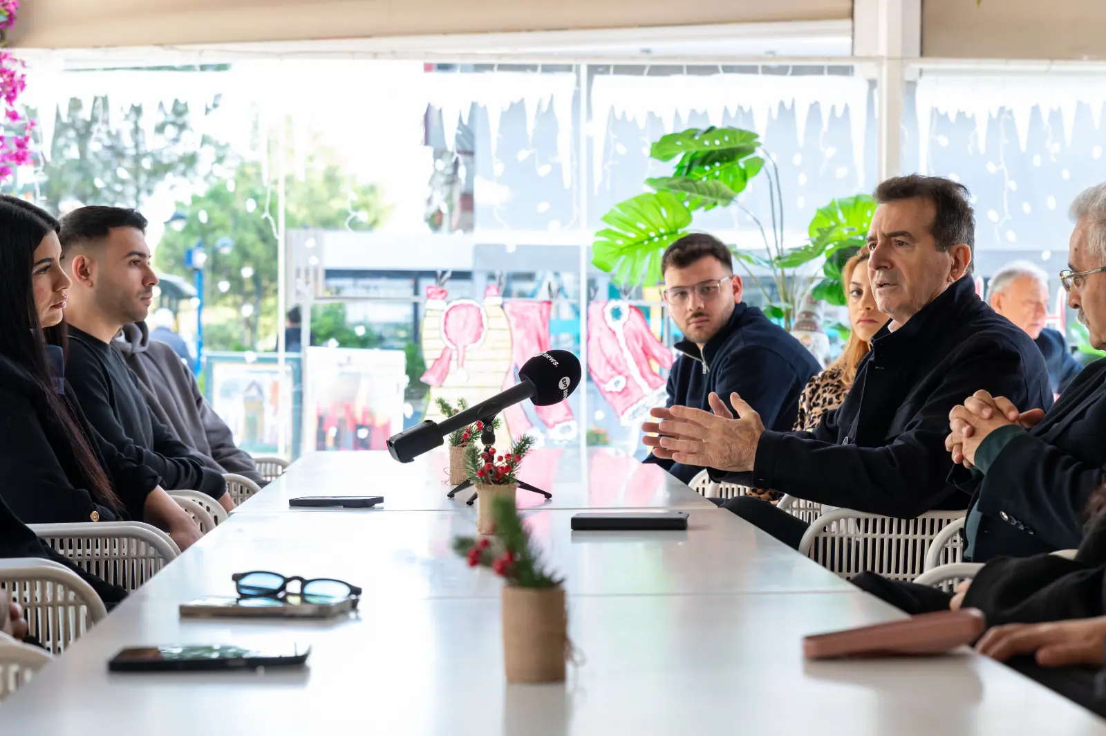 Συνάντηση Μ. Χρυσοχοΐδη με νέους τσιγγάνους ενεργούς πολίτες της Αγίας Βαρβάρας για την ενίσχυση της κοινωνικής συμβίωσης