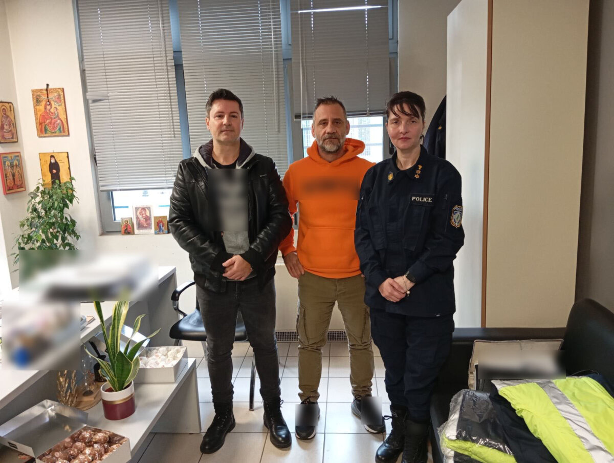 Δωρεά πέντε φωσφορούχων μπουφάν για τις ανάγκες του Τμήματος Τροχαίας Λάρισας