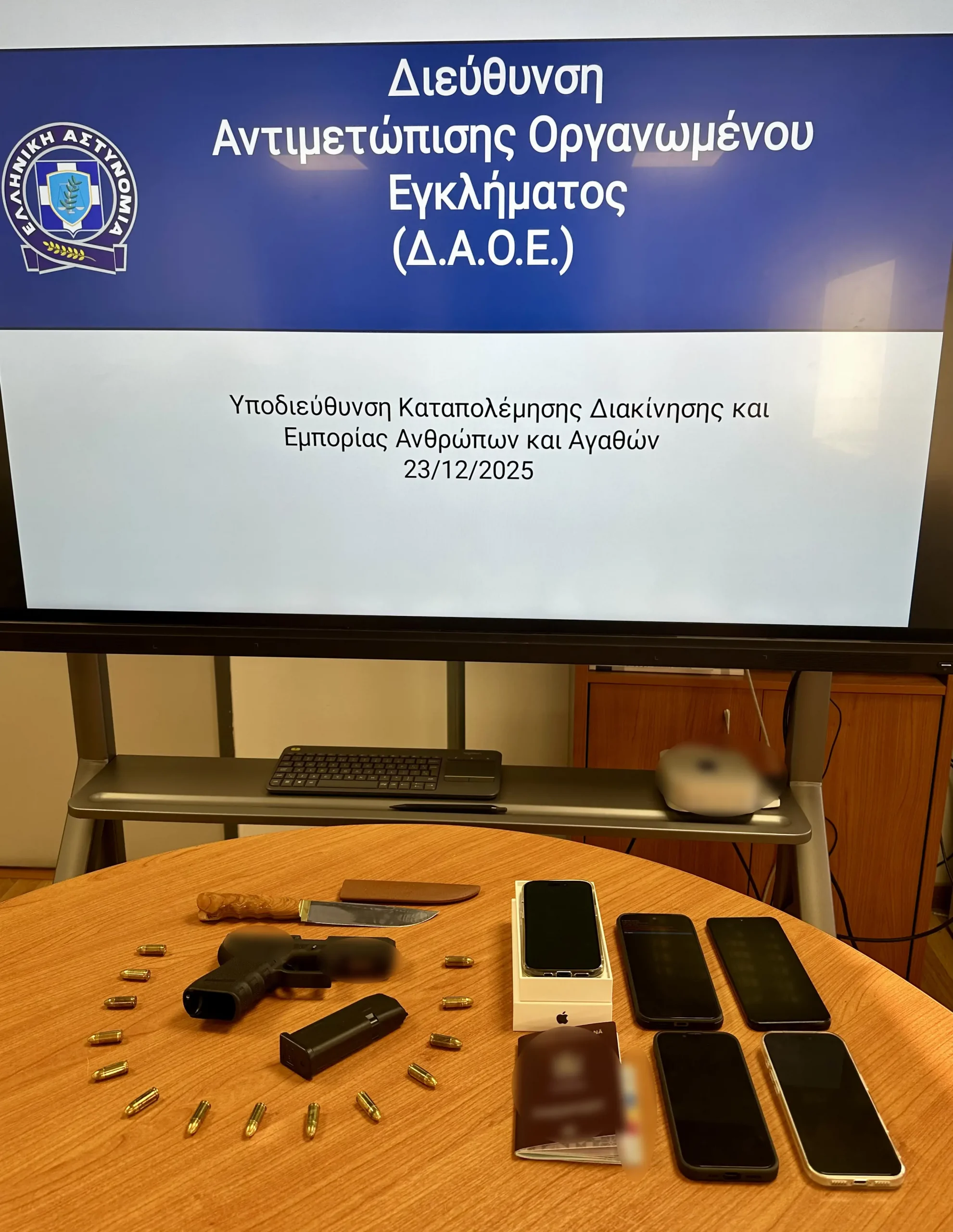 Σύλληψη 35χρονου στα Καλύβια Αττικής – Σε βάρος του εκκρεμούσε ένταλμα σύλληψης για εγκληματική οργάνωση, ανθρωποκτονία με πρόθεση, πλαστογραφία και εμπρησμό (video)