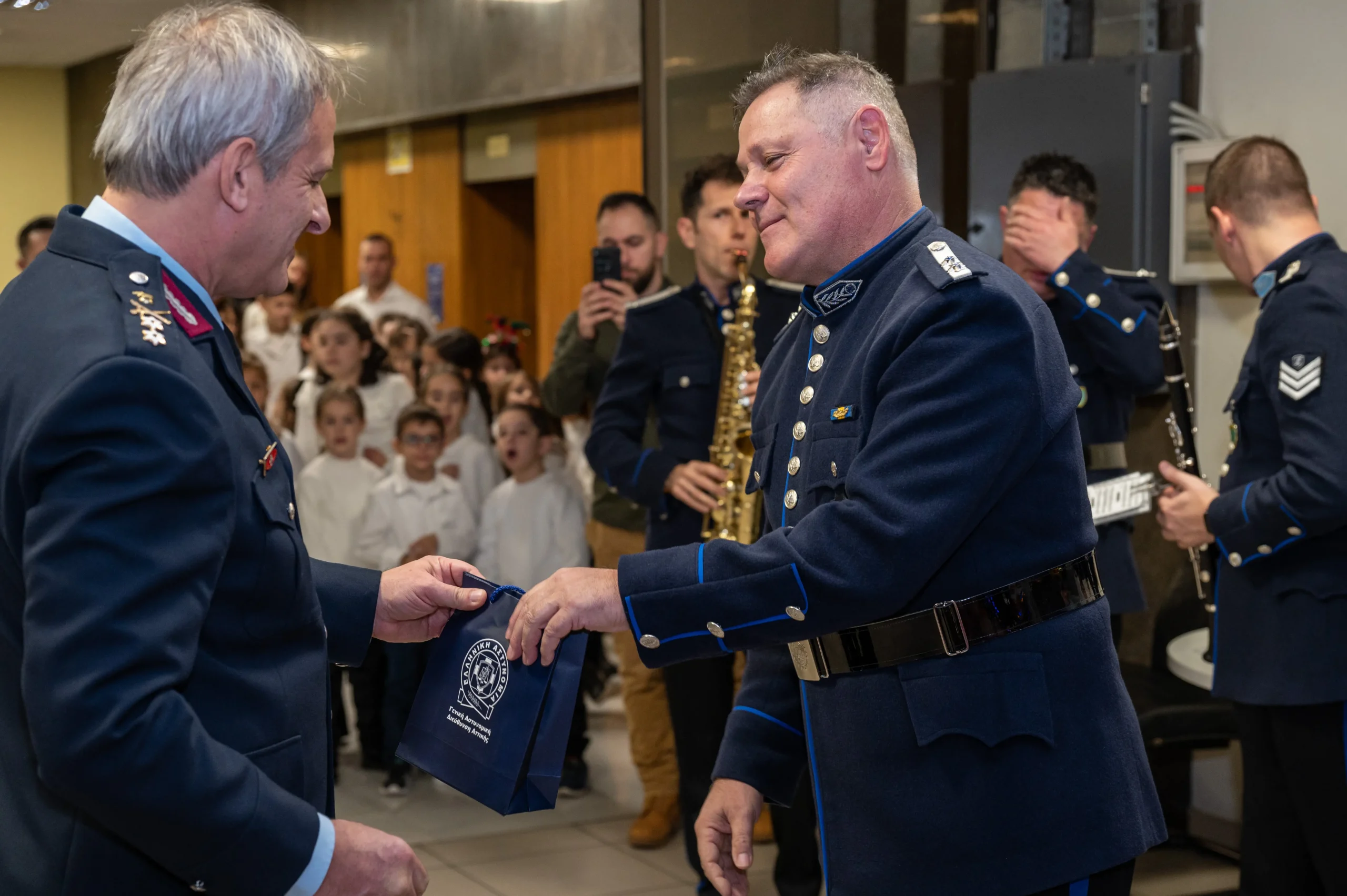 Χριστουγεννιάτικα κάλαντα στη Γενική Αστυνομική Διεύθυνση Αττικής (video)
