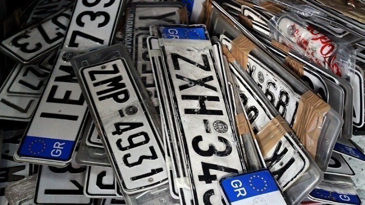 Επιστροφή πινακίδων από τη Δημοτική Αστυνομία Αθήνας