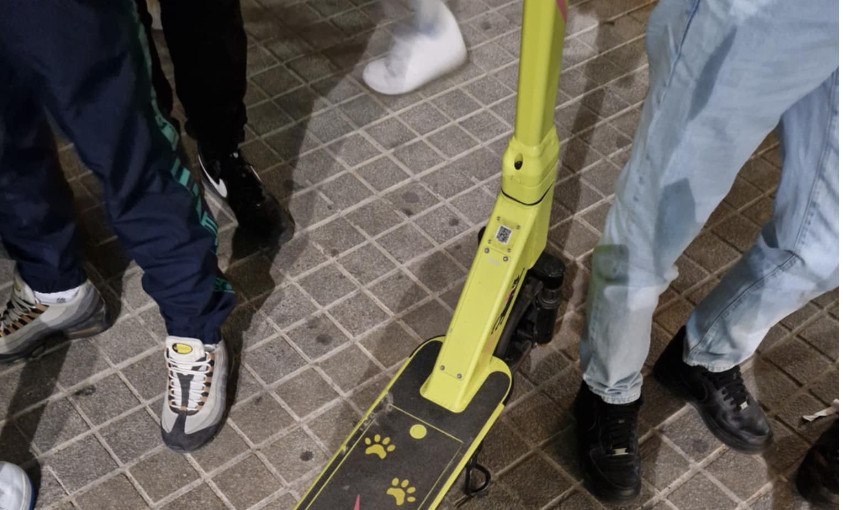 Μοτοσικλετιστής γρονθοκόπησε πάνω σε καβγά αναβάτη ηλεκτρικού πατινιού