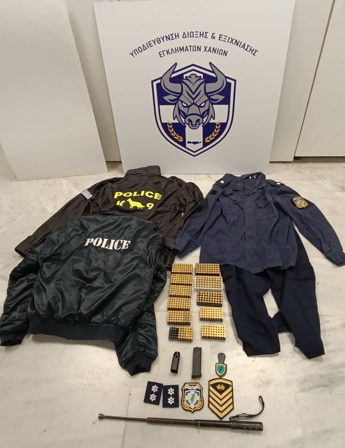 53χρονος στα Χανιά είχε στο σπίτι του φυσίγγια και στολές με τα διακριτικά της Αστυνομίας