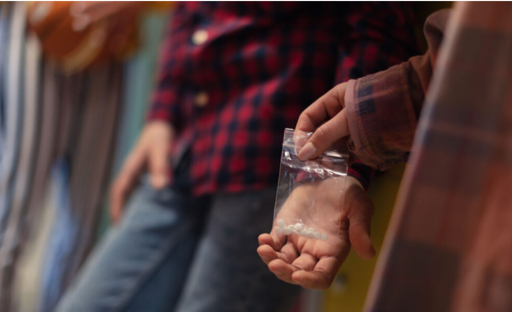 Ανήλικοι ναρκέμποροι: Στρατηγείο το παλιό τους σχολείο, στρατολόγηση με δωρεάν ναρκωτικά