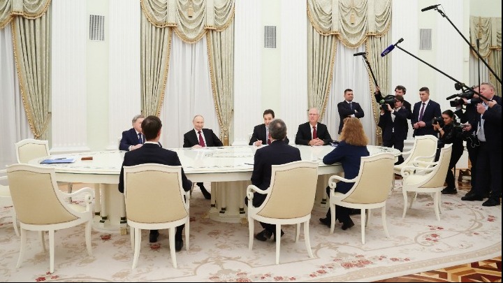 Συνάντηση Πούτιν με Γουίτκοφ και Κούσνερ στο Κρεμλίνο