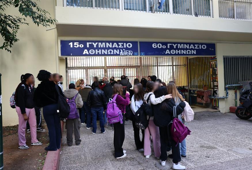 Ποινική δίωξη για δύο κακουργήματα και ένα πλημμέλημα στη 16χρονη που μαχαίρωσε 14χρονη σε σχολείο της Κυψέλης