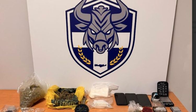 Χανιά: Τρεις συλλήψεις για ναρκωτικά – Κατασχέθηκαν κοκαΐνη, κάνναβη και 21.800 ευρώ