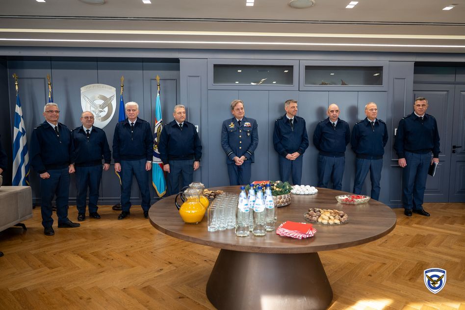 Χριστουγεννιάτικα Κάλαντα από τις Χορωδίες της ΣΙ και της ΣΜΥΑ στον Αρχηγό ΓΕΑ