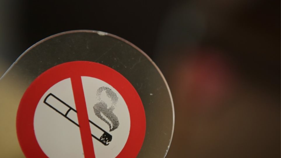 Έλεγχοι και πρόστιμα για κάπνισμα και αλκοόλ σε καταστήματα στο κέντρο της Αθήνας