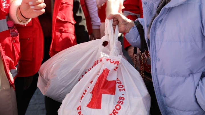 Χριστουγεννιάτικη διανομή βοήθειας από τον Ελληνικό Ερυθρό Σταυρό