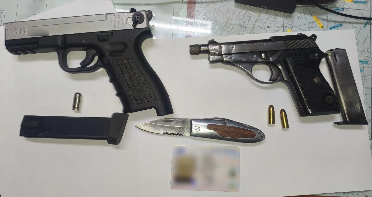 Σύλληψη 56χρονου στο Παλαιό Φάληρο –  Είχε στην κατοχή του 2 πιστόλια και σουγιά