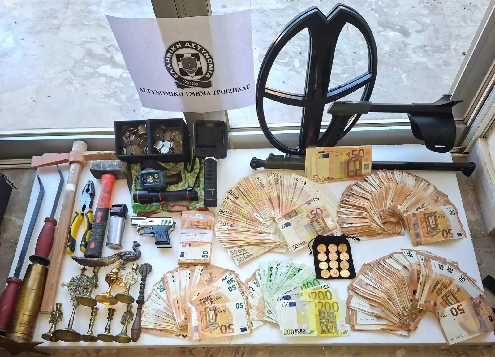 Συνελήφθησαν 3 άτομα που διέπρατταν διαρρήξεις – κλοπές σε σπίτια και παράνομες έρευνες με χρήση ανιχνευτή μετάλλων σε όλη την Επικράτεια