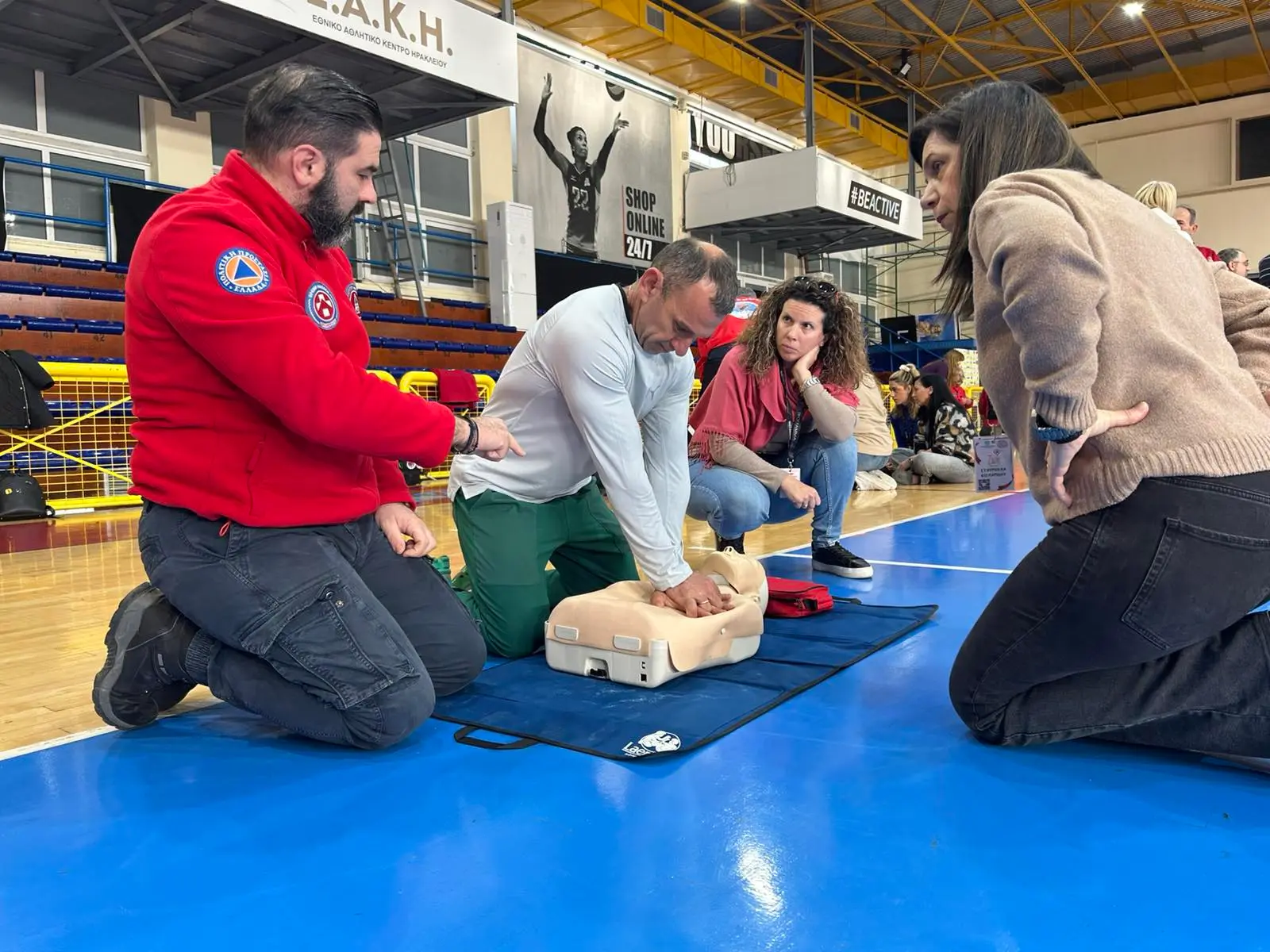 Μεγάλη συμμετοχή εκπαιδευτικών σε δράση ΚΑΡΠΑ και χρήσης απινιδωτή από την Περιφέρεια Κρήτης και την ΕΛΜΕ Ηρακλείου