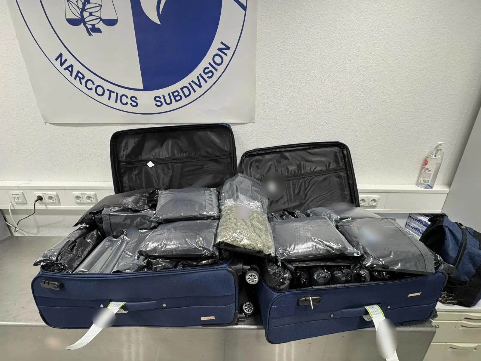 Σύλληψη τριών αλλοδαπών, που επιχείρησαν να εξάγουν αεροπορικά στην Ιταλία περισσότερα από 72 κιλά κάνναβης