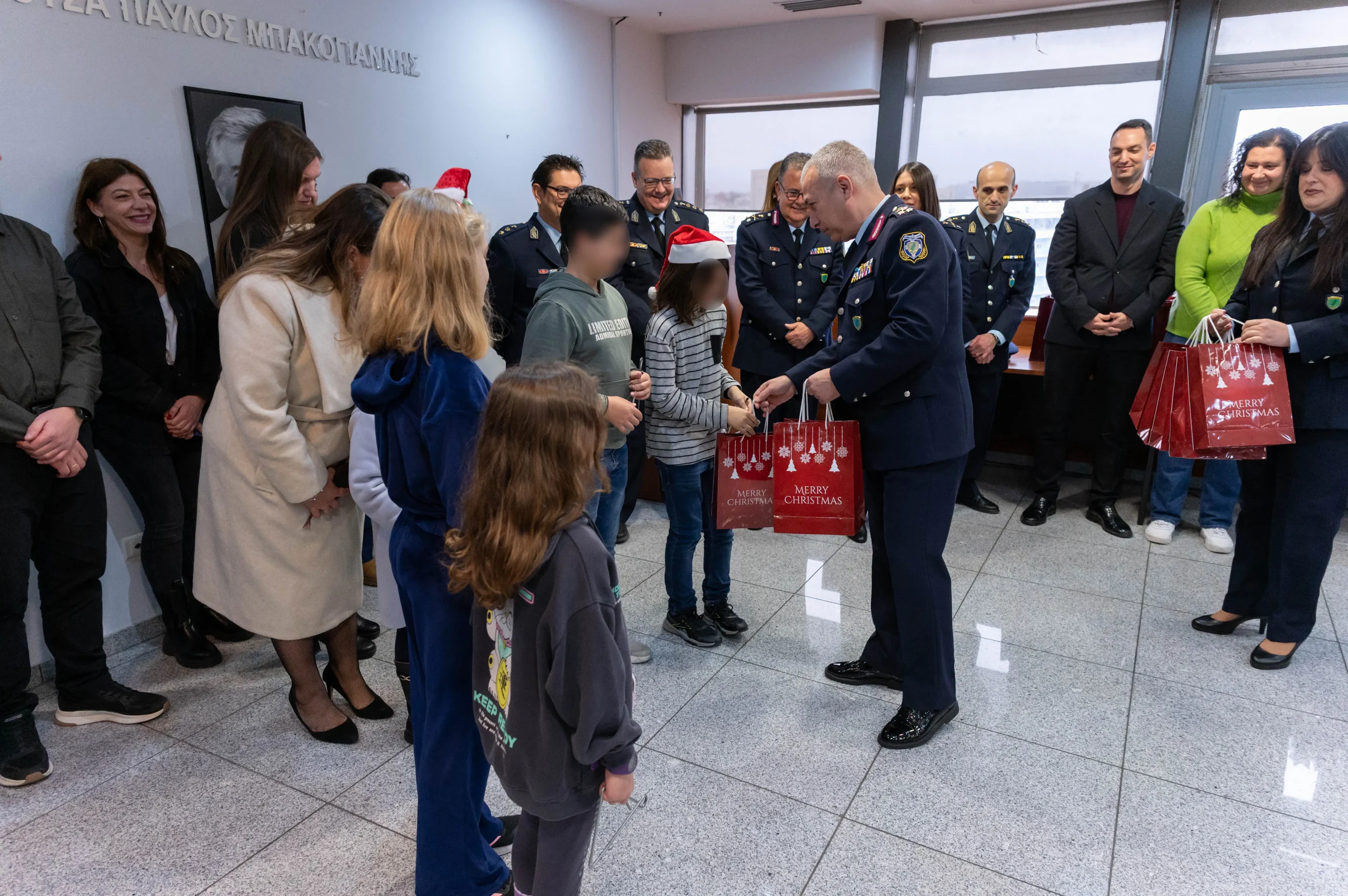 Εθιμοτυπική προσφορά δώρων σε τροχονόμους από την Πολιτική και Φυσική Ηγεσία της Ελληνικής Αστυνομίας (video)