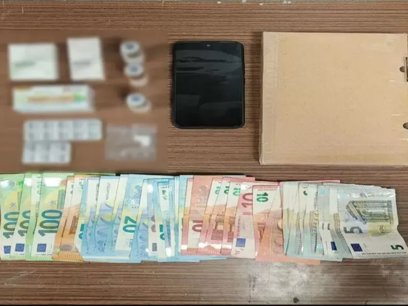 Αττική: Άνδρας παρέλαβε ταχυδρομικό δέμα από το εξωτερικό που περιείχε ροζ κοκαΐνη