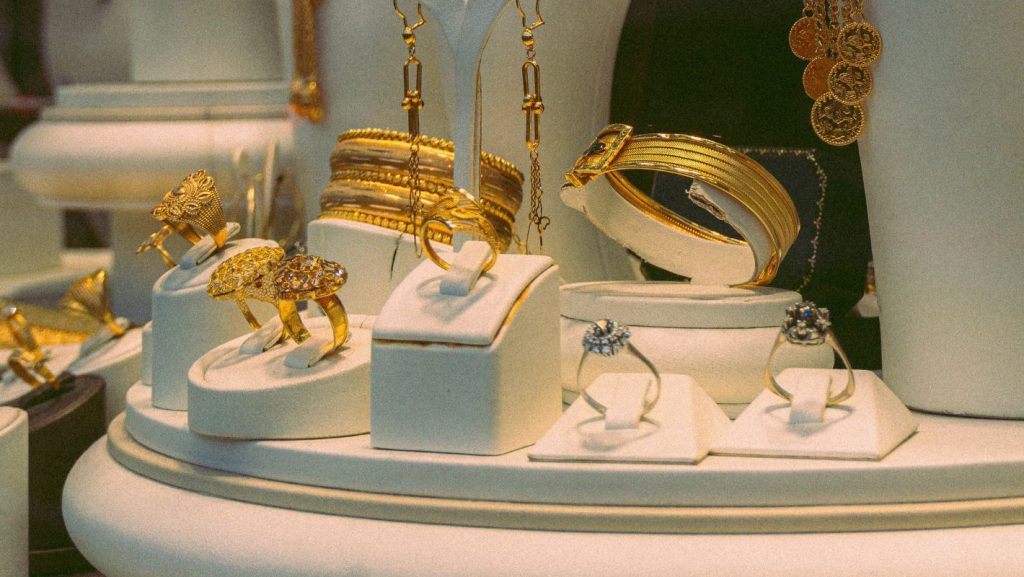 Συνελήφθησαν στο εξωτερικό δύο μέλη της οργάνωσης «PinkPanthers» για τη ληστεία σε κοσμηματοπωλείο στη Χαλκιδική με λεία σχεδόν 580.000 ευρώ