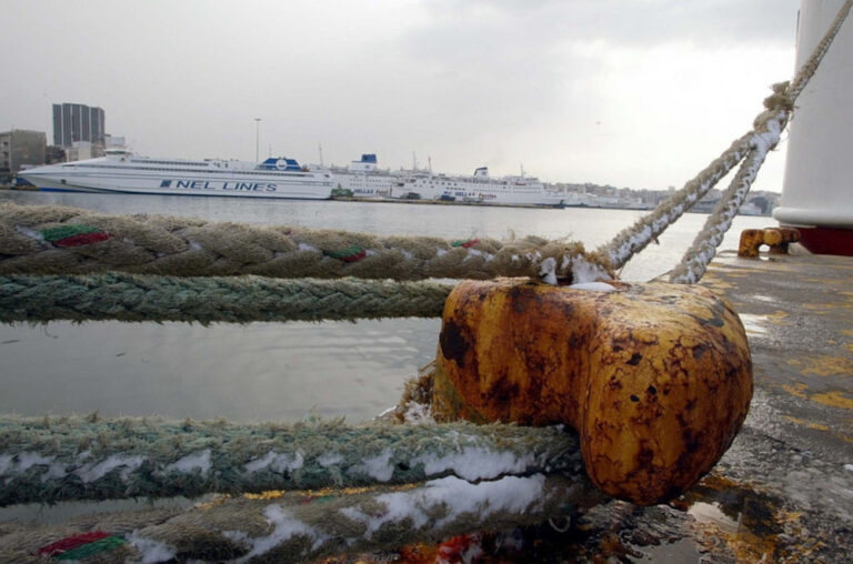 Ι.Χ. έπεσε στη θάλασσα στην Πύλη Ε1 του λιμένα Πειραιά – Σώα η οδηγός