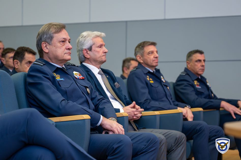 Ανταλλαγή Ευχών και Πρωτοχρονιάτικα Κάλαντα στον Αρχηγό ΓΕΑ (video)