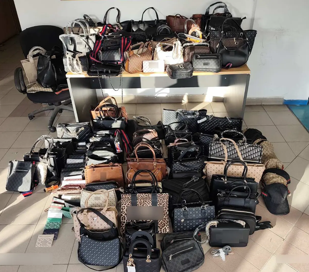 Δύο αλλοδαποί στον ΗΣΑΠ Νερατζιώτισσας πουλούσαν απομιμητικά προϊόντα ως γνήσια