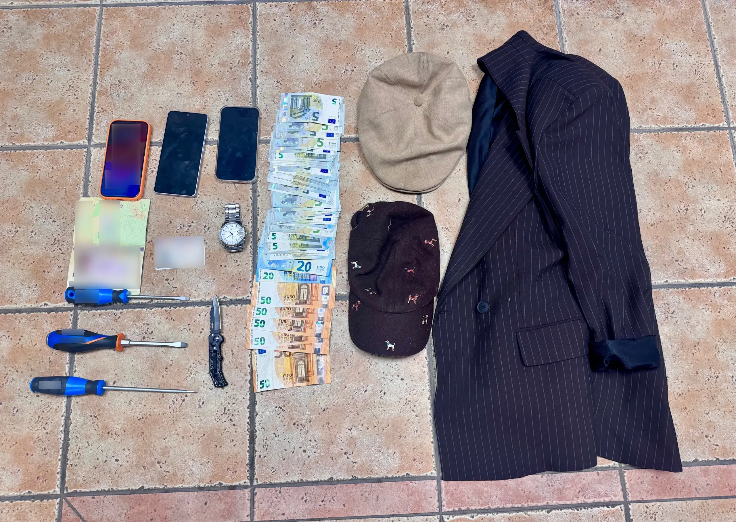 Εκληματική ομάδα διέπραττε κλοπές χρηματικών ποσών από οχήματα σε περιοχές της Αττικής