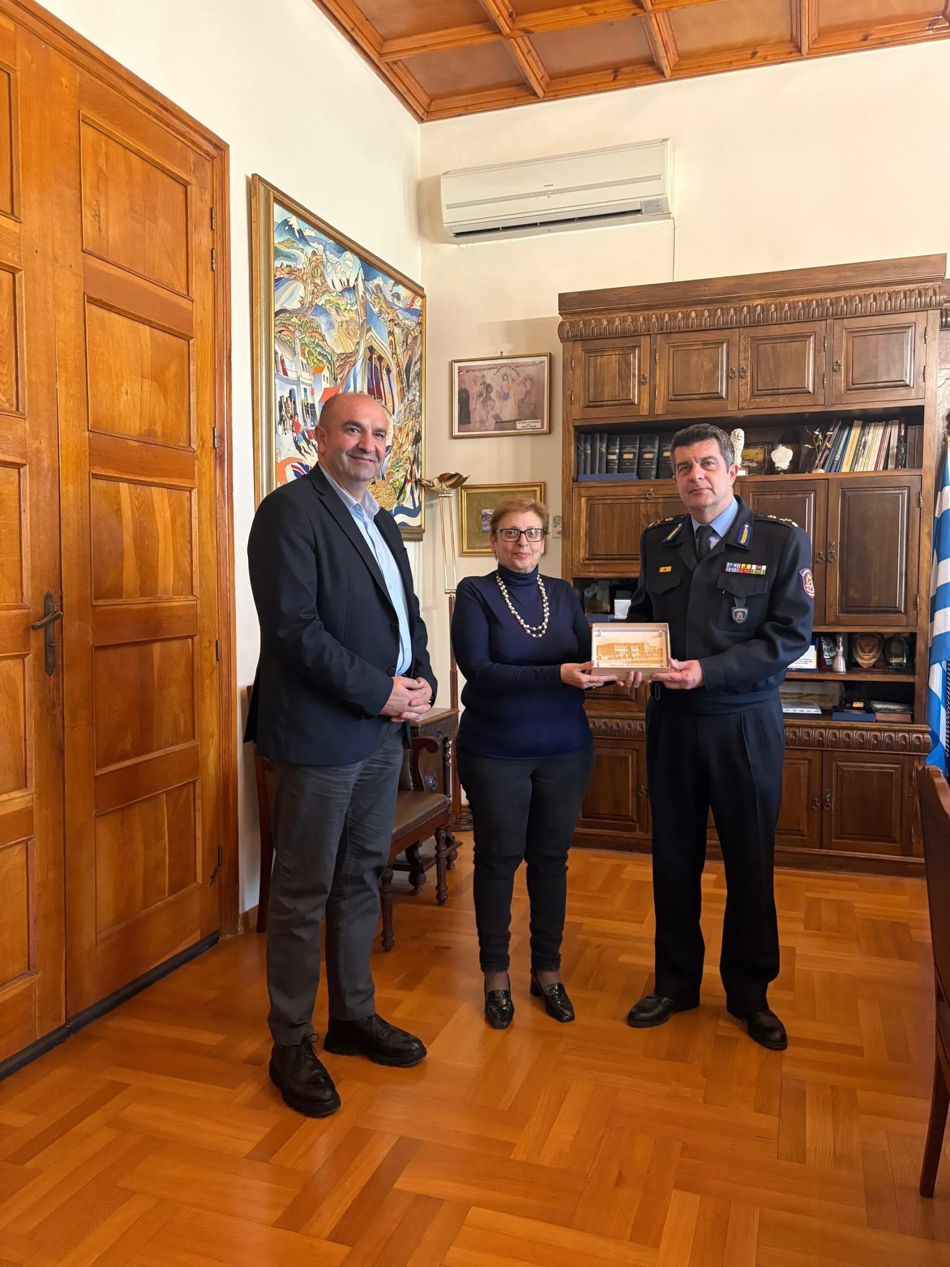 Εθιμοτυπική επίσκεψη του νέου Περιφερειακού Διοικητή Πυροσβεστικών Υπηρεσιών Κρήτης στην Αντιπεριφερειάρχη Ρεθύμνης